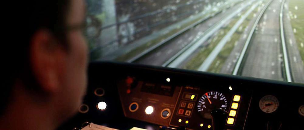 Am Fahrsimulator werden die neuen Triebfahrzeugführer der Berliner S-Bahn ausgebildet. Bis sie einsetzbar sind, dauert es noch Monate.