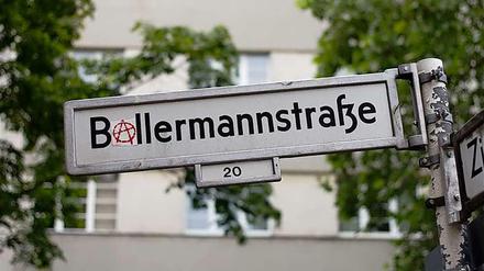 Wenn aus Bellen Ballern wird: Straßenschild in Berlin-Gesundbrunnen