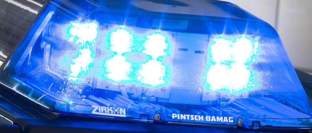 Ein Blaulicht auf dem Dach eines Polizeiwagens.