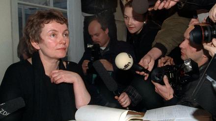 Bärbel Bohley beim ersten Einblick in ihre Stasi-Akte 1992. Die DDR Bürgerrechtlerin starb 2010. 