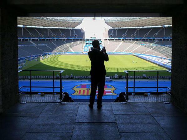 Und so sah das Stadion beim Champions League Finale 2015 aus. Die Fans von Barcelona standen in der Fankurve von Hertha BSC - gut zu erkennen am Logo auf der blauen Bahn.