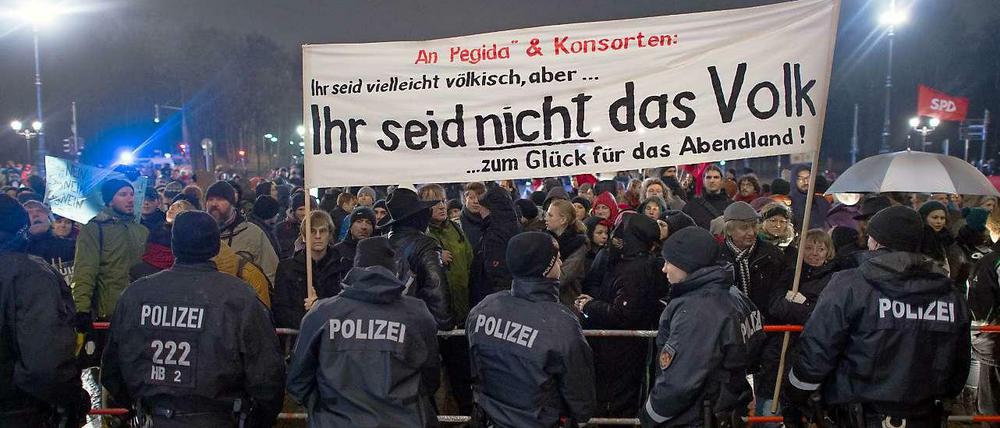 Die vergleichsweise geringe Zahl an Bärgida-Anhängern hat in Berlin wiederholt Gegendemonstranten auf den Plan gerufen.