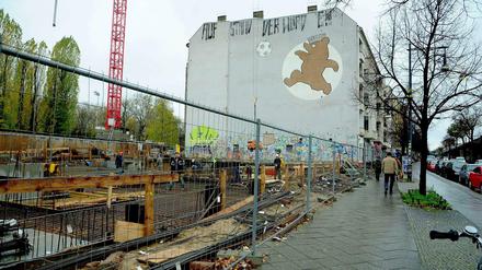 Das Wandbild mit dem spielenden Bären entstand zur 750-Jahr-Feier von Berlin.