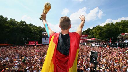 Wäre ein schönes Bild. Sollte es mit dem Titel klappen, kommt die deutsche Mannschaft auf die Fanmeile anch Berlin.