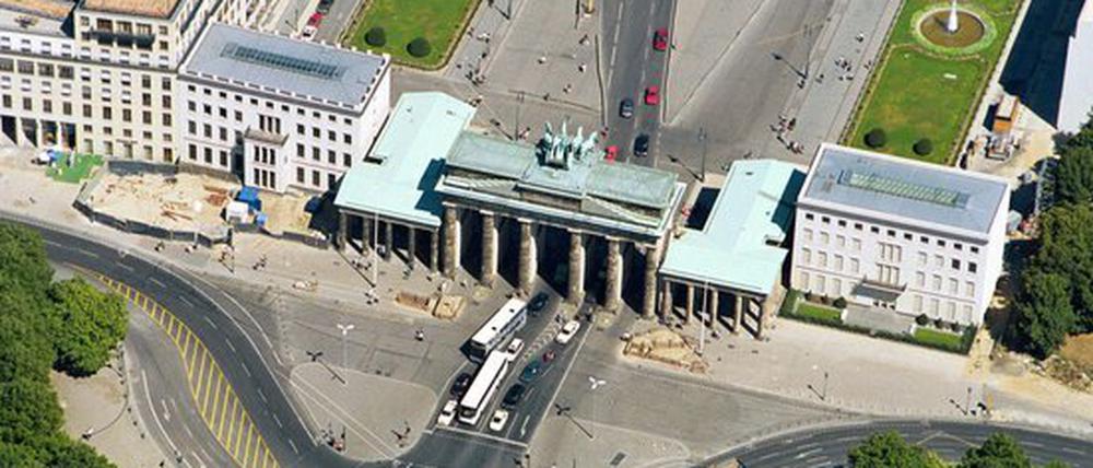 Im Jahr 1999 konnten noch Autos und Busse das Brandenburger Tor passieren. 