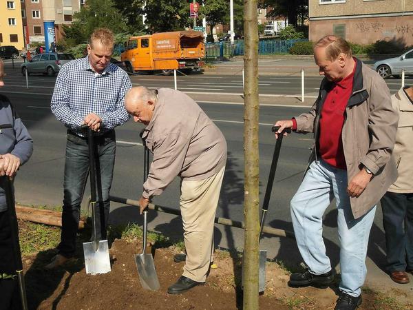 Anwohner und andere Freiwillige halfen eifrig mit, um den Stadtteil zu verschönern und zu begrünen.