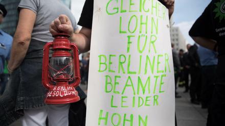 Seit Jahren kämpfen Berliner Beamte und Richter für eine Angleichung ihrer Gehälter ans Bundesniveau.