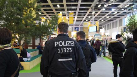 Polizisten sind überall im Dienst - auch auf der Grünen Woche in Berlin.
