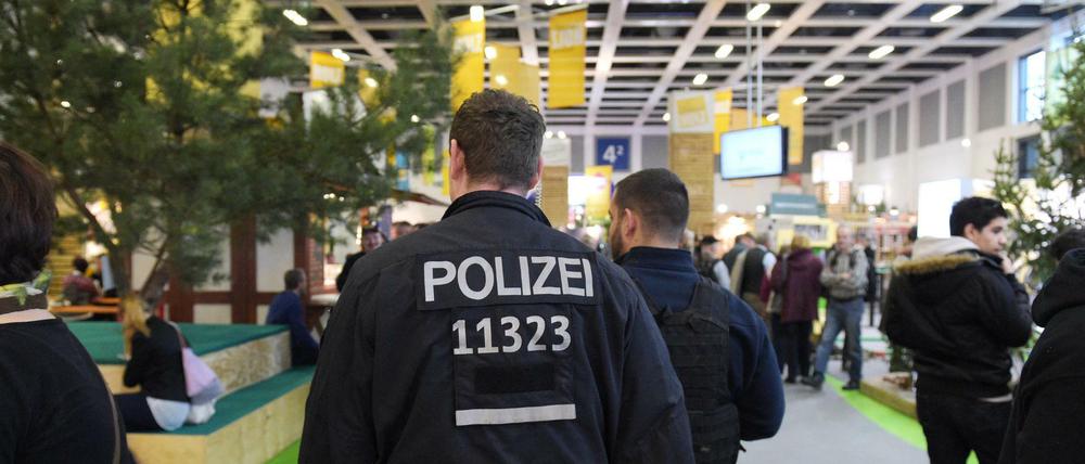 Polizisten sind überall im Dienst - auch auf der Grünen Woche in Berlin.