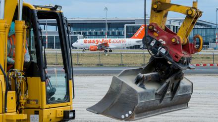 Dauerbaustelle. In Sichtweite des zukünftigen Hauptstadtflughafens Berlin Brandenburg Airport Willy Brandt (BER) wird derzeit die Start- und Landebahn des Flughafens Schönefeld (Brandenburg) saniert. 