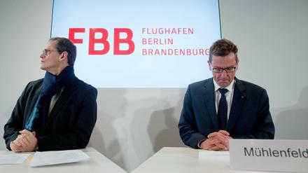 Der Vorsitzende der Geschäftsführung der Flughafengesellschaft Berlin Brandenburg (FBB), Karsten Mühlenfeld (rechts) sitzt neben dem Regierende Bürgermeister von Berlin, Michael Müller (l, SPD