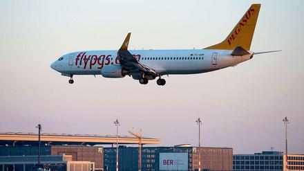 Die erste Landung: Um 5.55 Uhr traf eine Boeing der türkischen Pegasus Airlines auf der BER-Landebahn ein.