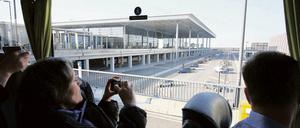 BER-Tour mit 50 Tagespiegel-Lesern über den zukünftigen Flughafen BER in Berlin-Schönefeld: Blick auf die Haupthalle im Terminal. 