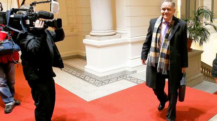 Auf dem roten Teppich. Ex-Flughafen-Chef Rainer Schwarz auf dem Weg zum Untersuchungsausschuss.