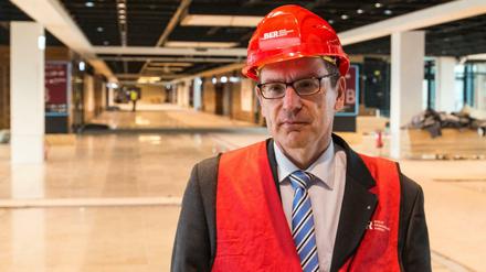Flughafenchef Karsten Mühlenfeld steht im vergangenen Oktober im Terminalgebäude des BER. 