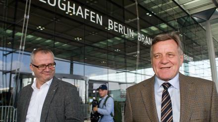 Sein Revier: BER-Chef Hartmut Mehdorn (rechts) am Flughafen Schönefeld vor dem neuen Terminal, mit dem BER-Sprecher Ralf Kunkel. Bilder von der BER-Sitzung gibt es nicht. Der Tagungsort ist streng abgeschirmt.