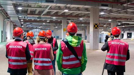 Manager, Experten und Berater sind am BER fast so schnell wieder weg wie diese Besucher, die über die Baustelle geführt werden.