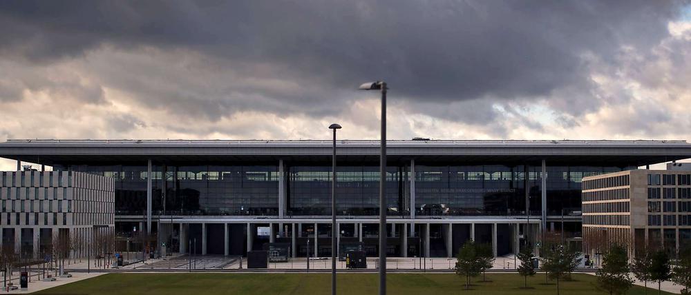 Dunkle Wolken über dem Terminal des BER: Neue Zweifel am Eröffnungstermin