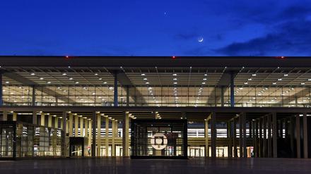 Das abendlich beleuchtete Hauptterminal des Hauptstadtflughafens BER.