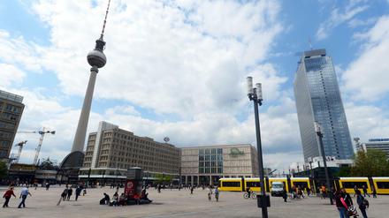 Sonne und Wolken wechseln sich am Dienstag in Berlin, wie hier über dem Alexanderplatz, ab.