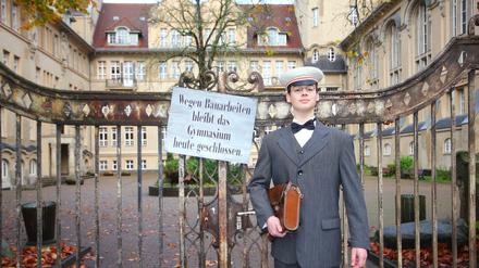 Am Rosa-Luxemburg-Gymnasium in Pankow wird „Die Feuerzangenbowle“ als Musical mit Schüler Elias Schockel als Hauptdarsteller aufgeführt.