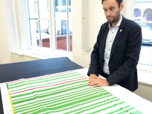 Marode Schulen am Stück: Pankows Bildungsstadtrat Torsten Kühne erläutert den Gebäudescan für seinen Bezirk.