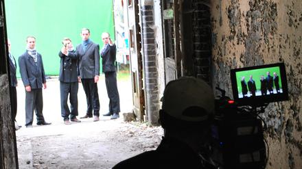 Schuss, Gegenschuss. So sieht’s am Set für den Film der Reihe „Tatort Berlin“ aus, der am Wochenende bei Oranienburg gedreht wurde.