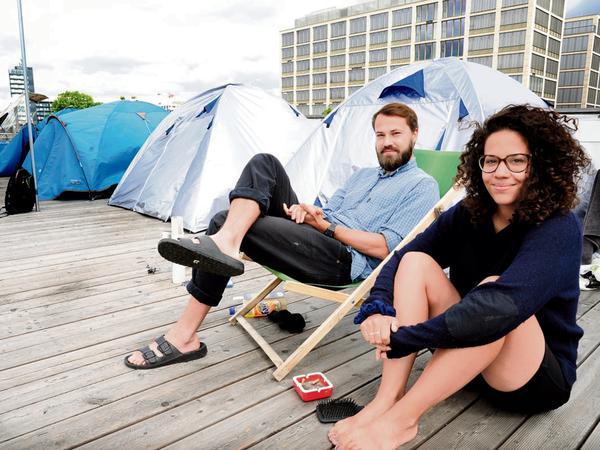 Schön relaxen an Bord. Nadja Chafra und Morten Madsen aus Dänemark vor ihrem Zelt.