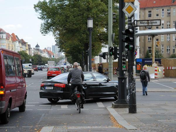 Der Klassiker: Fahrrad will geradeaus, Auto biegt rechts ab. Ein Unfall - oft sind schwere Verletzungen für die Fahrradfahrer die Folge. Hier eine Szene aus Charlottenburg, Kreuzung Bismarckstraße/Messedamm.