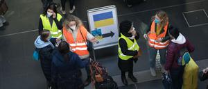 Viele junge Menschen haben sich in den vergangenen Monaten bei der Betreuung von ukrainischen Geflüchteten engagiert - wie hier am Berliner Hauptbahnhof. Die 15. Berliner Freiwilligenbörse will in diesem Jahr gezielt Jugendliche ansprechen. 