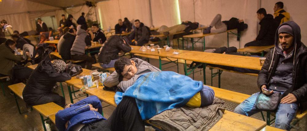 Vor dem Lageso können Flüchtlinge sich mittlerweile in Wärmezelten aufhalten - für "Moabit hilft" verbessert das die Lage nur bedingt.