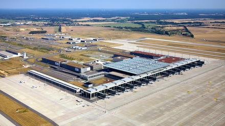 So schön (zumindest von oben), so teuer (auch von unten): der unfertige Flughafen BER in Schönefeld.