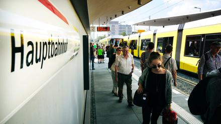 Nächster Halt: Hauptbahnhof. Fahrgäste am Premierentag der neuen Tram-Haltestelle.