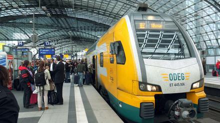 Ein Zug der LInie RE2 der Firma ODEG am Berliner Hauptbahnhof.