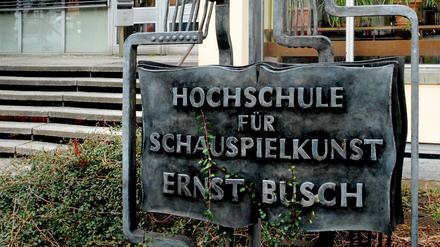 Das Schild der Schauspielschule "Ernst Busch" vor dem maroden Bau.