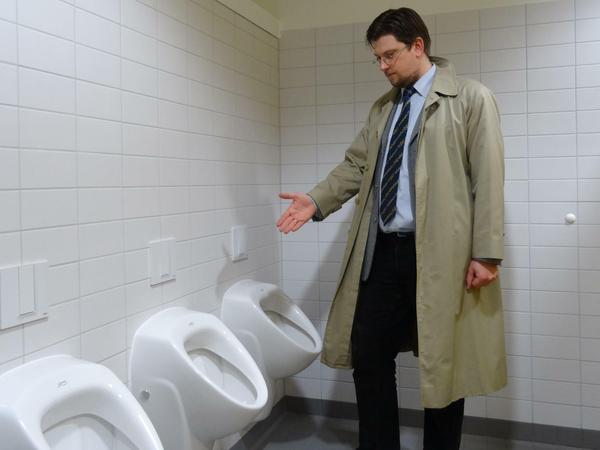 "Ein Schildbürgerstreich": Bezirkselternvertreter Oliver Görs steht fassungslos vor den zu niedrig aufgehängten Urinalen. 