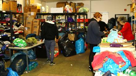 Mitarbeiter und freiwillige Helfer organisieren Spenden am Lageso.