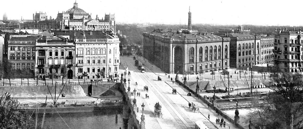 Vergangene Pracht. Das um 1900 entstandene Foto zeigt rechts der Moltkebrücke den Generalstabsbau, links das Kronprinzenufer (Hintergrund: Reichstag und Siegessäule).