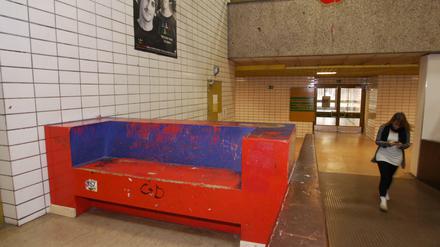In der Schule aus den 70er Jahren sind Asbestplatten verbaut worden. Eine Sanierung des leerstehenden Gebäudes ist derzeit nicht geplant.