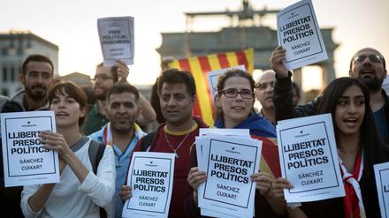 Katalanen protestieren in Berlin gegen die Inhaftierung von zwei Organisatoren der Unabhängigkeitsbewegung.