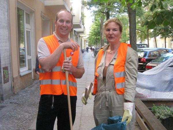 "Alles sauber". Zwei Nachbarn beenden ihre Putzaktion in der Kärntener Straße in Schöneberg.