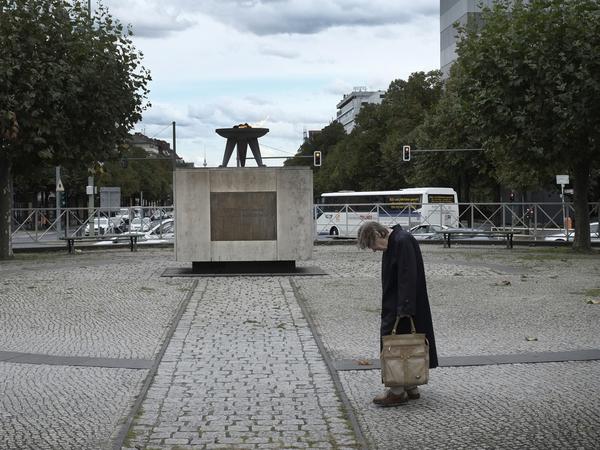 Die Bronzetafel wurde 1992 erneuert. "Diese Flamme mahnt: Nie wieder Vertreibung!" heißt es dort.