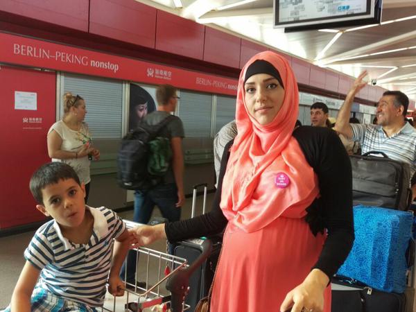 Familienbesuch. Jennifer Hassan und ihr Sohn fahren in die Türkei.