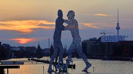 Das Kunstwerk "Molecule Man" des US-amerikanische Künstlers Jonathan Borofsky in der Berliner Abendsonne.