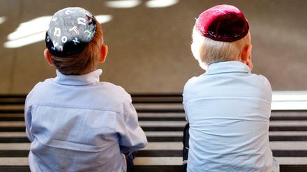Die Angst ist größer geworden. Viele Eltern, deren Kinder in jüdische Einrichtungen gehen, sind besorgt – obwohl diese in Deutschland bewacht werden. 