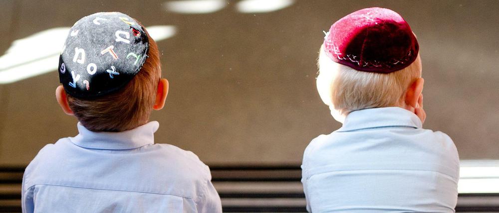 Die Angst ist größer geworden. Viele Eltern, deren Kinder in jüdische Einrichtungen gehen, sind besorgt – obwohl diese in Deutschland bewacht werden. 