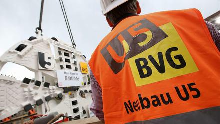 Bärlinde schwebt ein. Der Schneidekopf des Berliner Riesenbohrers wurde im Mai 2013 in die vorbereitete Baugrube gehievt. 