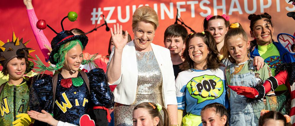 Franziska Giffey (SPD), Regierende Bürgermeisterin von Berlin, steht auf dem Berliner Hoffest mit dem jungen Ensemble des Friedrichsstadt-Palast Berlin auf der Bühne zusammen. Erstmals war mit ihr eine Frau Gastgeberin der Feier.