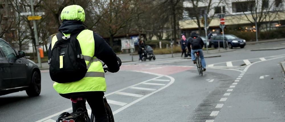 Der Berliner Senat will den Verkehr für Fußgänger, Rad- und Autofahrer gleichermaßen sicherer machen. 