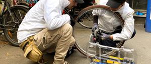 Mechaniker des Berliner Start-ups Flashfix reparieren ein Fahrrad. Das Team besucht die Kunden zu Hause